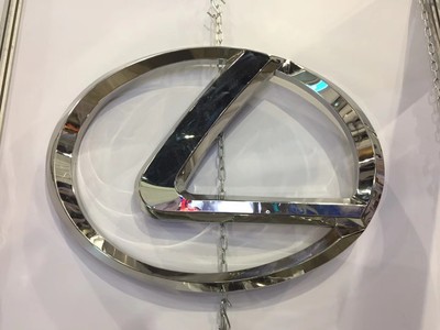 雷克萨斯和丰田不锈钢车标