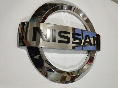 尼桑三维车标腾空背光